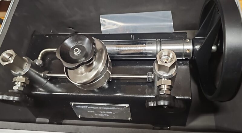Gauge calibrator with hard  case *Refurbished*